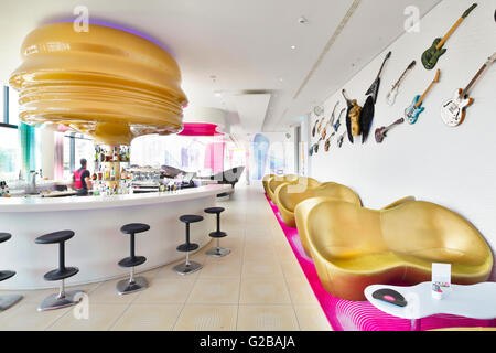 Hôtel nhow ouvert en 2010 comme un hôtel de style de musique et le long de la rivière Spree à Berlin. Café et bar salon avec un mobilier contemporain et des guitares qui tapissent le mur. Revêtements de sièges et d'or rose. Banque D'Images