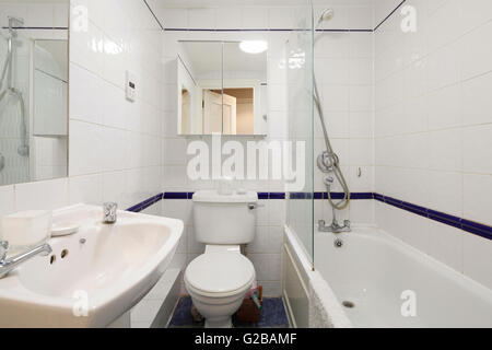 Pembridge Square, Notting Hill. Vue d'une petite salle de bains privative pourvue d''éléments traditionnels et de carrelage blanc. Banque D'Images