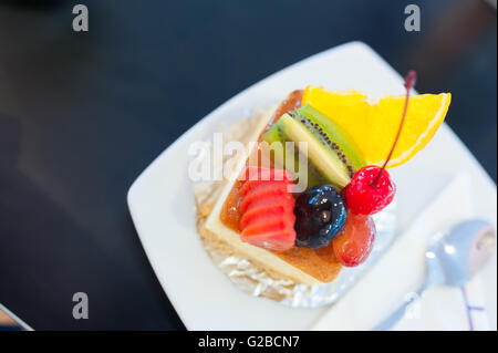 Un gâteau de fruit dans la douce lumière . Banque D'Images