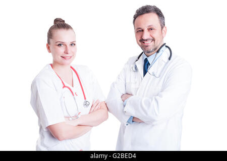 Souriant et confiant de jeunes médecins en uniforme blanc travaillant ensemble en tant que concept d'équipe et partenariat Banque D'Images