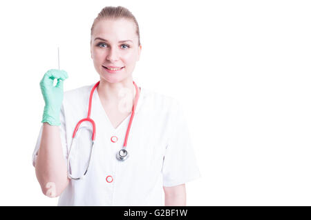 Fumeurs et mauvaise habitude concept avec femme médecin et la cigarette dans sa main isolé sur fond blanc avec copie espace Banque D'Images