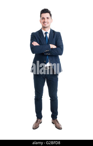 Confident businessman standing with arms crossed and smiling isolé sur fond blanc Banque D'Images