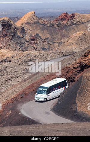 Tour bus dans le Parque Nacional Timanfaya, Lanzarote, îles Canaries, Espagne Banque D'Images