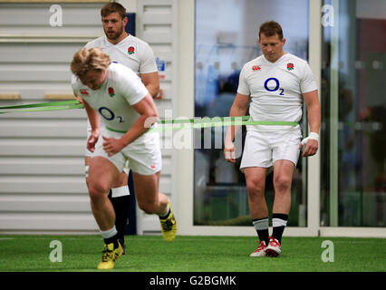 L'Angleterre capitaine Dylan Hartley (à droite) au cours de la session de formation à Pennyhill Park, Bagshot. Banque D'Images