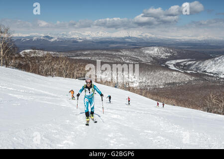 Ski alpinisme gravir la montagne sur des skis. Course verticale de ski alpinisme ISMF, asiatique, russe et championnat du Kamtchatka. Banque D'Images