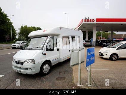 Un camion-car britannique quitte l'une des dernières stations-service avant le port de Douvres dans le Kent, les automobilistes qui se dirigent vers la France étant invités à remplir leurs réservoirs avant de quitter le Royaume-Uni et à accepter des retards et des rationnement en raison de pénuries de carburant. Banque D'Images