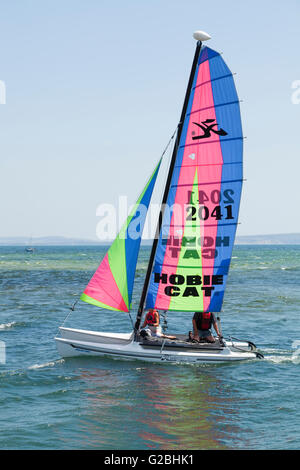 Deux personnes de la voile sur un catamaran Hobie Cat, Dorset, Angleterre, Royaume-Uni Banque D'Images