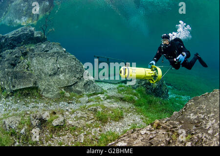 Scuba Diver avec un scooter, Gruener Voir ou le lac Vert, Tragoess, Styrie, Autriche Banque D'Images