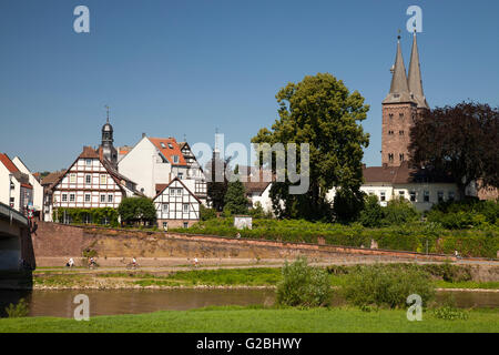 Paysage urbain avec Kilianikirche Vöhl-asel, église St., Weser Uplands, Rhénanie du Nord-Westphalie, Allemagne Banque D'Images