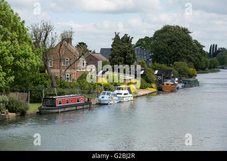 Canal bateaux amarrés sur la rivière Cam près de Cambridge UK commun Stourbridge Banque D'Images