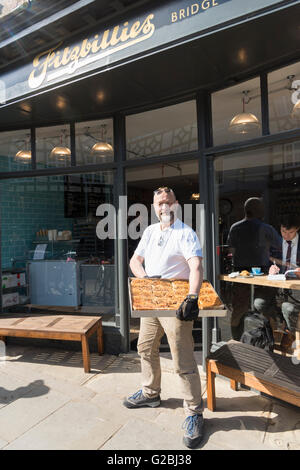 Tim Hayward le propriétaire du nouveau Fitzbillies café et restaurant Cambridge UK holding a tray of chelsea buns Banque D'Images