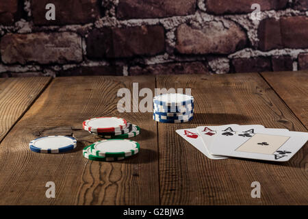 Jetons et cartes sur table en bois brun Banque D'Images