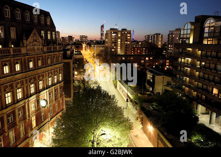 Vue aérienne de nuit haute le long de ruelle d'or à partir d'une télévision Barbican à Londres EC2Y KATHY DEWITT Banque D'Images