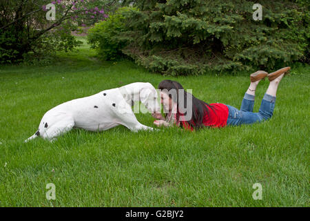 Femme en rouge avec gros chien Banque D'Images