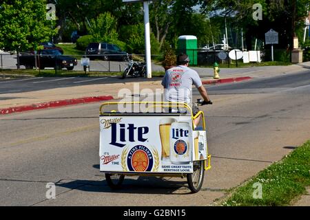 Un homme monté sur un vélo-taxi avec un Miller Lite affiche sur l'arrière du chariot Banque D'Images