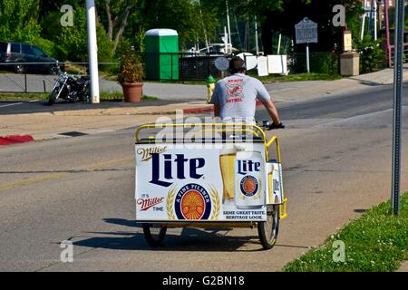 Un homme monté sur un vélo-taxi avec un Miller Lite affiche sur l'arrière du chariot Banque D'Images