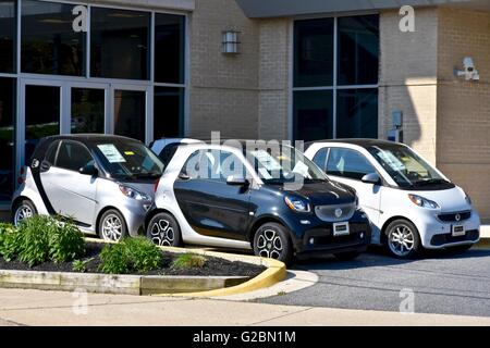 Stationné à l'extérieur de la carte à puce un concessionnaire Mercedes-Benz Banque D'Images