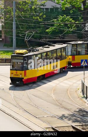 Vue aérienne de tram le 23 mai 2016 à Varsovie, Pologne. 105Na type tramway fonctionnant sur 11 rue Skorupki 2c à Varsovie. Banque D'Images