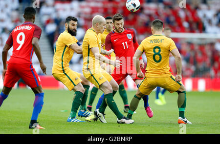 L'Angleterre Adam Lallana (centre) en action pendant le Salon International de l'environnement au stade de la lumière, Sunderland. Banque D'Images