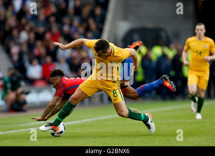 L'Angleterre Raheem Sterling et le Australia's Bailey Wright bataille pour la balle durant le match amical au stade de la lumière, Sunderland. Banque D'Images