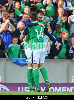 L'Irlande du Nord Kyle Lafferty (à droite) célèbre avec Stuart Dallas après avoir marqué son premier but de la partie au cours du match amical à Windsor Park, Belfast. Banque D'Images