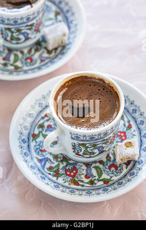 Deux tasses de café turc sur une table. Banque D'Images