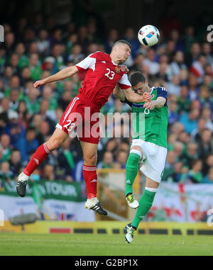 Le Bélarus Nikolai Yanush' (à gauche) et d'Irlande du Nord Chris Baird bataille pour la balle durant le match amical à Windsor Park, Belfast. Banque D'Images