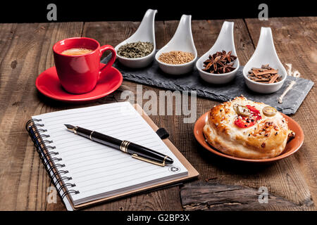 Note de café et un stylo et quelques épices Banque D'Images