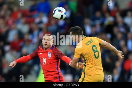 L'Angleterre de Wayne Rooney et le Australia's Bailey Wright bataille pour la balle durant le match amical au stade de la lumière, Sunderland. Banque D'Images