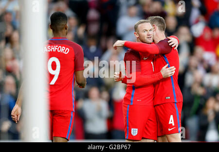 L'Angleterre de Wayne Rooney (centre) célèbre marquant son deuxième but de côtés du jeu avec Jordan Henderson et Marcus Rashford (à gauche) pendant le Salon International de l'environnement au stade de la lumière, Sunderland. Banque D'Images
