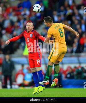 L'Angleterre de Wayne Rooney et le Australia's Bailey Wright bataille pour la balle durant le match amical au stade de la lumière, Sunderland. Banque D'Images