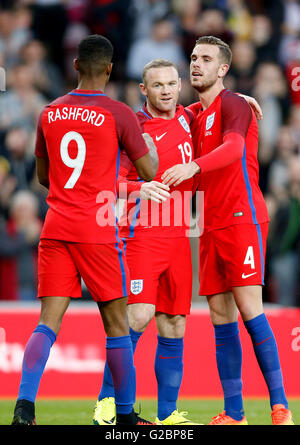 L'Angleterre de Wayne Rooney (centre) célèbre marquant son deuxième but de côtés du jeu avec ses coéquipiers Marcus Rashford (à gauche) et Jordan Henderson au cours du match amical au stade de la lumière, Sunderland. Banque D'Images