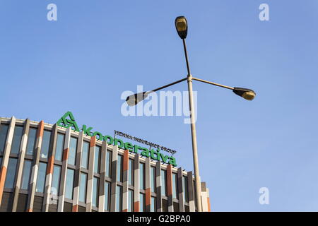 PRAGUE, RÉPUBLIQUE TCHÈQUE - 31 mars : Kooperativa - logo du groupe d'assurance vienne sur le point principal de l'immeuble de Karlin chef tchèque Banque D'Images