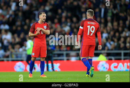 L'Angleterre Danny Drinkwater et Wayne Rooney réagir après l'Angleterre Eric Dier (pas sur la photo) un but pendant le Salon International de l'environnement au stade de la lumière, Sunderland. Banque D'Images