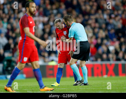 Danny Makkelie Match arbitre parle de l'Angleterre de Wayne Rooney comme il boite pendant le match amical au stade de la lumière, Sunderland. Banque D'Images