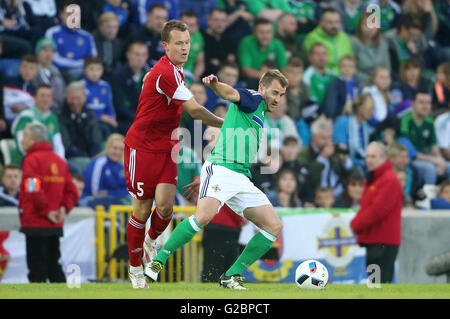 L'Irlande du Nord Niall McGinn (à droite) et le Bélarus' Denis Polyakov bataille pour la balle durant le match amical à Windsor Park, Belfast. Banque D'Images