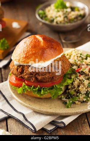 Méditerranée maison Falafel Burger avec Sauce Tzatziki Banque D'Images