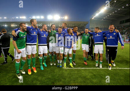 Les joueurs de l'Irlande du Nord au cours d'une célébration d'adieu avant que les joueurs partent pour l'Euro 2016 après le match amical à Windsor Park, Belfast. Banque D'Images