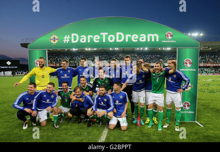 Les joueurs de l'Irlande du Nord au cours d'une célébration d'adieu avant que les joueurs partent pour l'Euro 2016 après le match amical à Windsor Park, Belfast. Banque D'Images