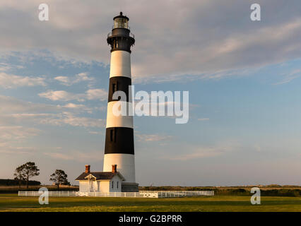 Vue du coucher de Bodie Island Lighthouse, Cape Hatteras National Seashore, Outer Banks, Caroline du Nord, États-Unis Banque D'Images