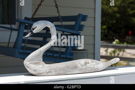 Swan sculpté sur porche, ville d'Ocracoke, Ocracoke Island, Outer Banks, Caroline du Nord, États-Unis Banque D'Images