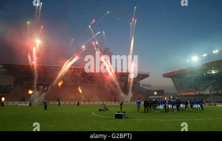 Les joueurs de l'Irlande du Nord au cours d'une célébration d'adieu avant que l'équipe ne quitte pour l'Euro 2016 après le match amical à Windsor Park, Belfast. Banque D'Images