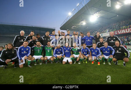 Les joueurs de l'Irlande du Nord au cours d'une célébration d'adieu avant que l'équipe ne quitte pour l'Euro 2016 après le match amical à Windsor Park, Belfast. Banque D'Images