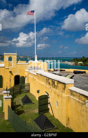 Drapeau américain survole Fort Christiansvaern, Christiansted, St Croix, îles Vierges américaines, les îles des Caraïbes Banque D'Images