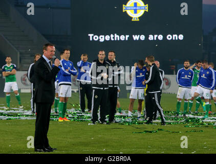 L'Irlande du manager Michael O'Neill et ses joueurs au cours d'une célébration d'adieu avant que l'équipe ne quitte pour l'Euro 2016 après le match amical à Windsor Park, Belfast. Banque D'Images