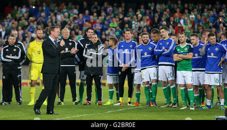 L'Irlande du manager Michael O'Neill et ses joueurs au cours d'une célébration d'adieu avant que l'équipe ne quitte pour l'Euro 2016 après le match amical à Windsor Park, Belfast. Banque D'Images