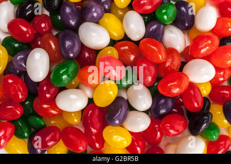 De délicieux bonbons colorés tournant sur ma table Banque D'Images