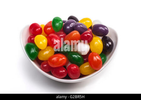 Bol de bonbons isolé sur fond blanc avec ombre Banque D'Images