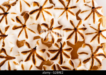 Tartelette garnie de crème Flambed blanc isolé sur fond blanc Banque D'Images