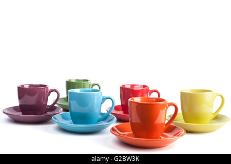 Tasses à café colorées isolé sur fond blanc Banque D'Images